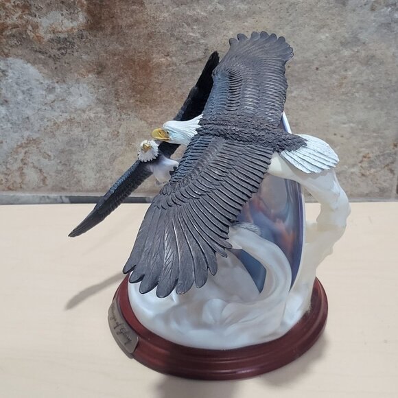 Bradford Exchange Decorative 3 D Plate Flying Eagle Figurine Wings of Glory Betw - Picture 13 of 14